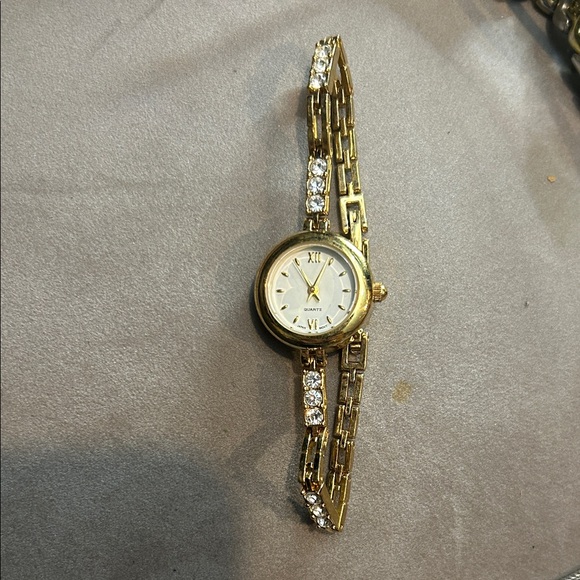 Vintage Gold Women's Watch with Crystal Details - Picture 3 of 7